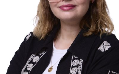 what colour should I wear for a headshot?